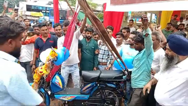 chaiwala-spent-60000-for-tvs-xl-delivery-celebration