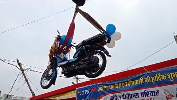 chaiwala-spent-60000-for-tvs-xl-delivery-celebration