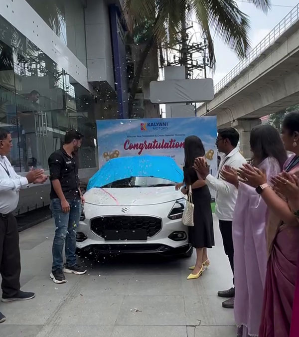 Kannada Famous Actor Vinay Uj And Actress Aishwarya Salimath Couple Buy New Maruti Suzuki Swift Car