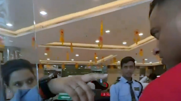 zomato-ceo-mistreated-by-mall-security-while-picking-delivery-in-triumph-bike