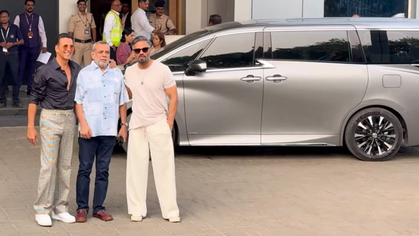 Bollywood Actor Akshay Kumar Bought Toyota Vellfire Mpv