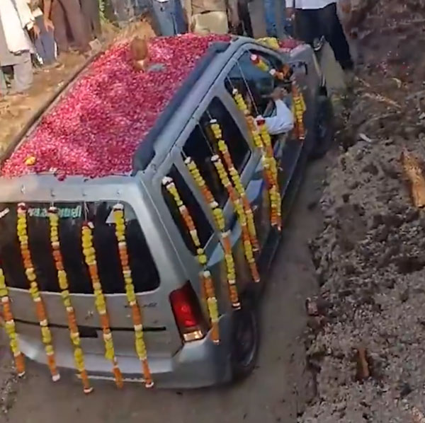 Gujarat Businessman Family Doing Funeral For Lucky Maruti Suzuki WagonR Car Video Viral