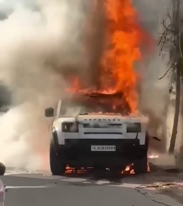 land-rover-defender-suv-caught-fire-in-gujarat