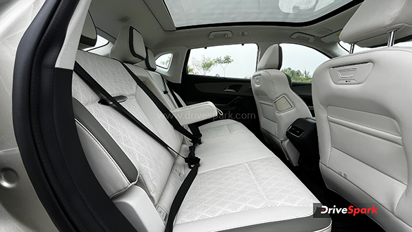 mahindra-xev-9e-review-design-features-battery-details