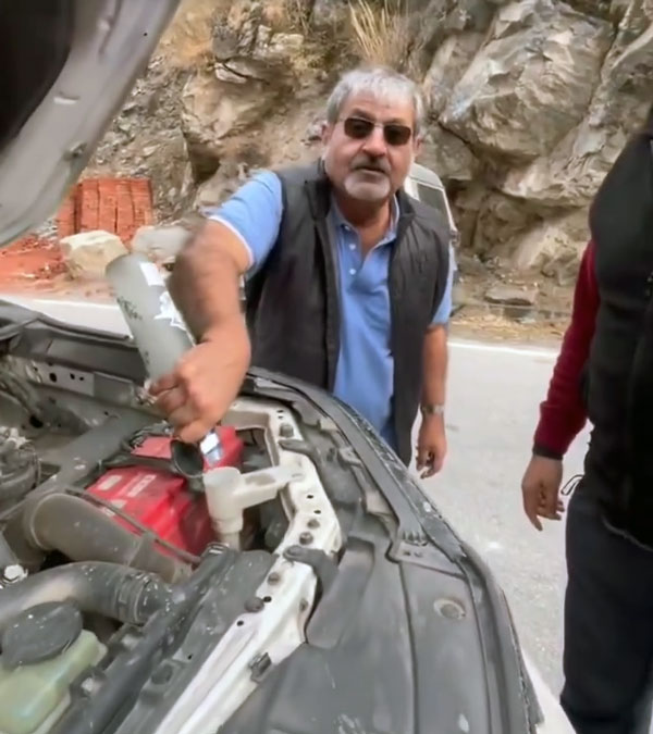 old-man-poured-alcohol-into-toyota-fortuner-wiper-fluid-reservoir