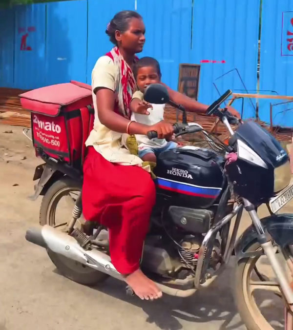 zomato-delivery-woman-rides-hero-splendor-bike-with-her-child-viral-video