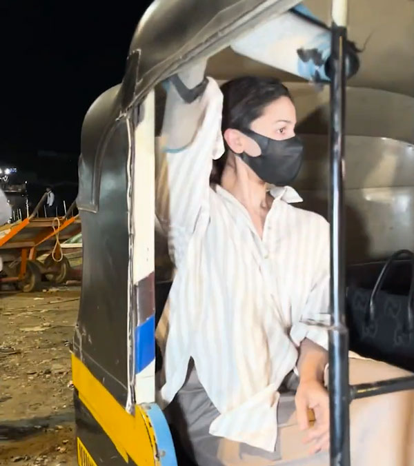 alia-bhatt-auto-rickshaw-ride-to-beat-traffic-jam