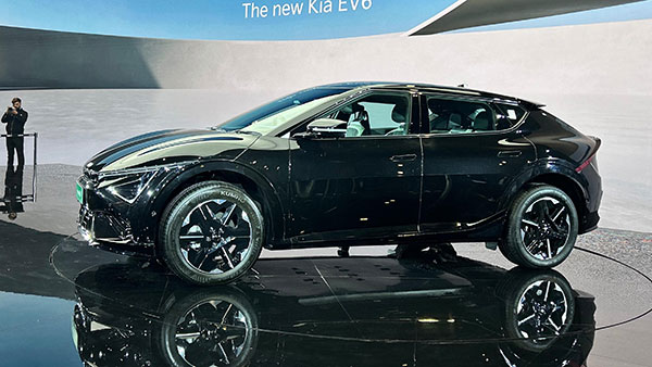 kia-unveils-2025-ev6-at-bharat-mobility-global-expo-2025