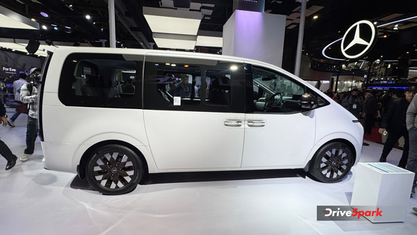 hyundai-showcased-9-seater-staria-at-2025-auto-expo