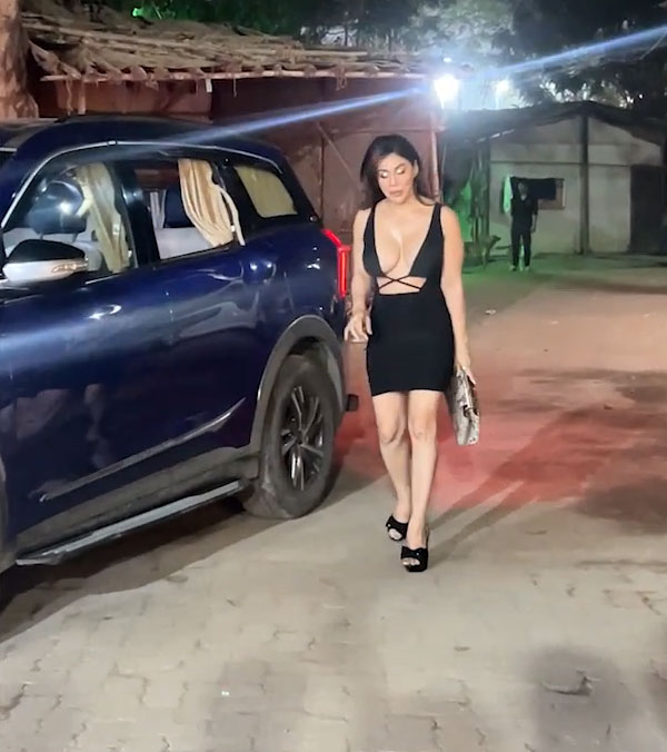 Actor Kangana Sharma Spotted Mahindra XUV700 Details