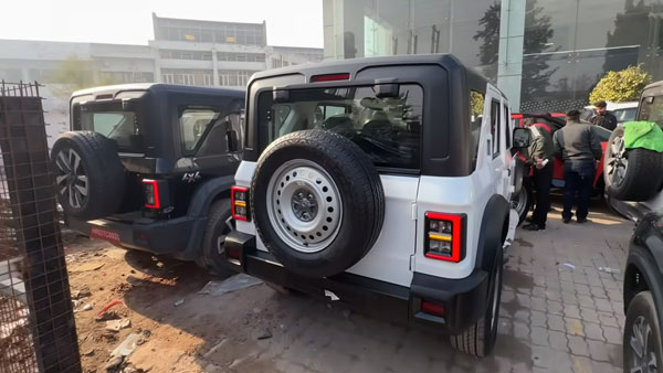 mahindra-thar-roxx-base-variant-vs-top-variant-comparison