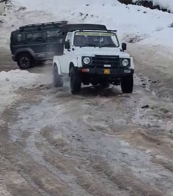 maruti-alto-beats-thar-jimny-in-icy-hill-climb-viral-video