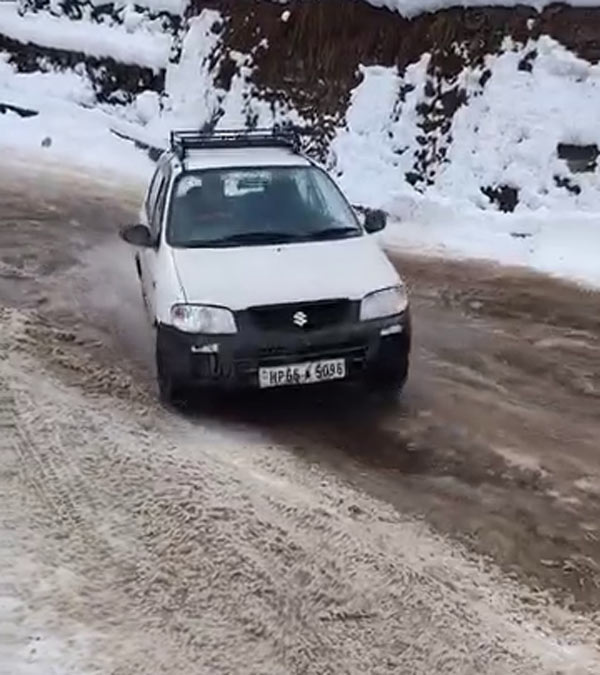 maruti-alto-beats-thar-jimny-in-icy-hill-climb-viral-video