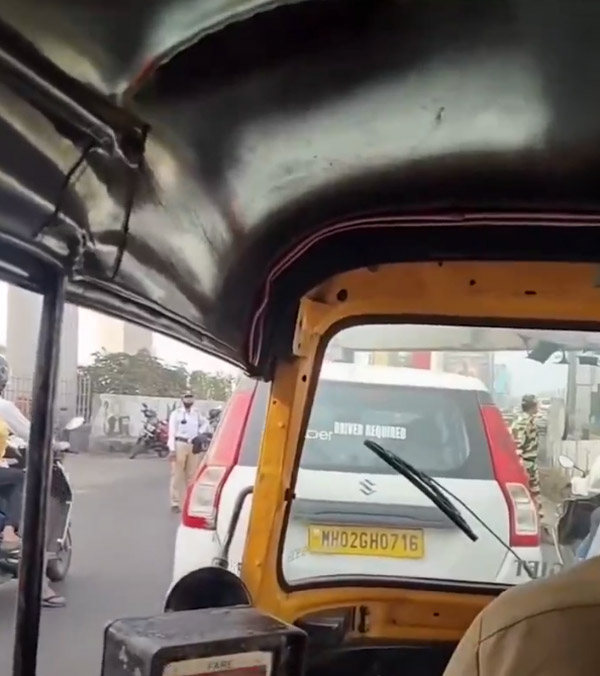 student-missed-exam-by-police-stop-the-traffic-video-viral