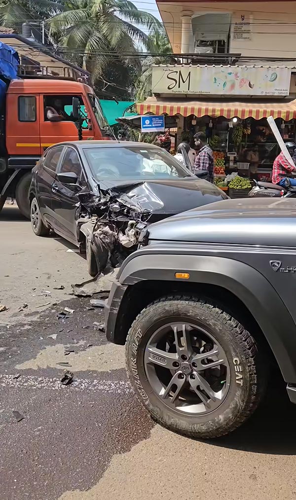 tata-altroz-and-mahindra-thar-collision-kerala-viral-video