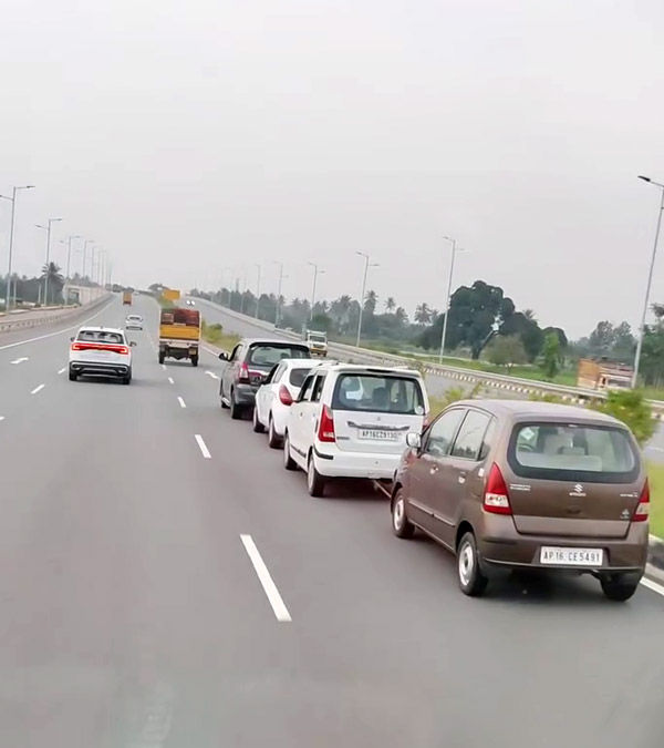 toyota-innova-towing-three-hatchbacks-in-highway-road