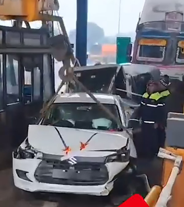 lucknow-toll-plaza-maruti-dzire-accident-all-passengers-safe