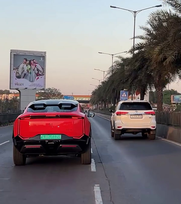 mahindra-be-6-and-toyota-fortuner-road-presence-viral-video