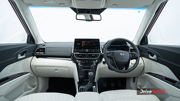 mahindra-xuv-3x0-base-variant-waiting-period-details