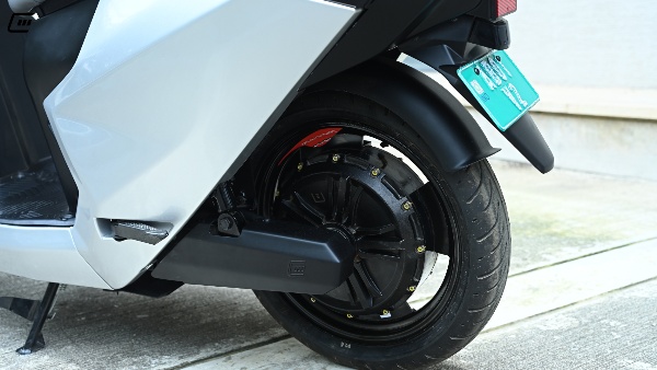 e3-electric-ai-unveils-india-s-first-ai-powered-futuristic-crossover-moped