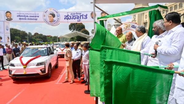 Cm Siddaramaiah Flags Off 68 Mahindra Xuv400 Electric Cars Details