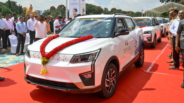 Cm Siddaramaiah Flags Off 68 Mahindra Xuv400 Electric Cars Details