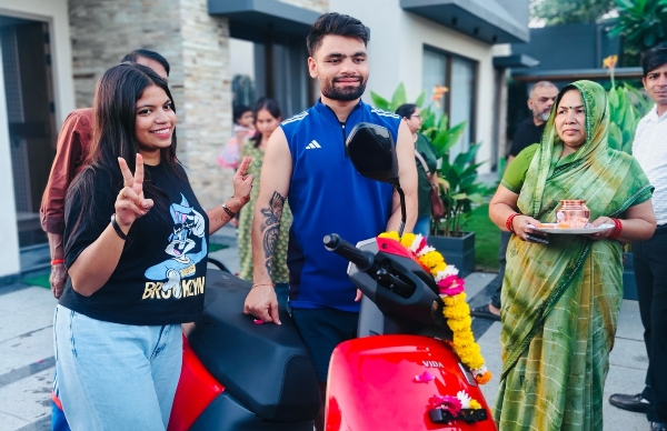 cricketer-rinku-singh-gifts-vida-vx2-electric-scooter-to-his-sister