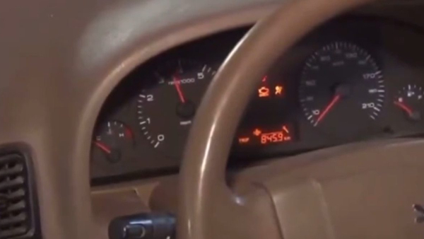 Petrol No Need 900 Km Mileage This Car Run By Water Details