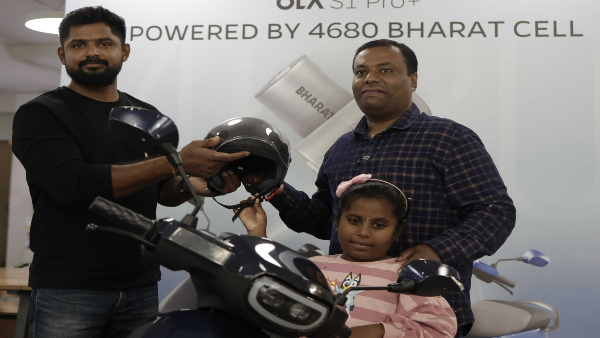 ola-electric-commences-deliveries-of-its-4680-bharat-cell-powered-vehicles