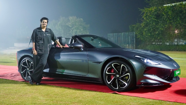 indian-cricketer-shafali-verma-drives-home-the-mg-cyberster