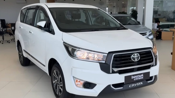 Toyota Innova Crysta Price design Mileage Features And All Top Things
