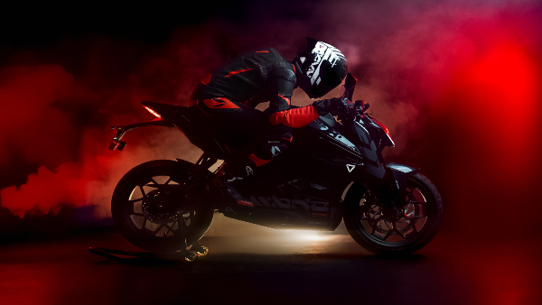 ultraviolette-launches-smart-carbon-fibre-helmet-uv-crossfade