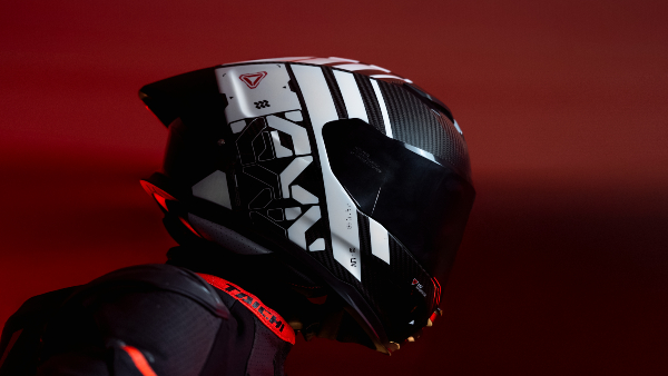 ultraviolette-launches-smart-carbon-fibre-helmet-uv-crossfade