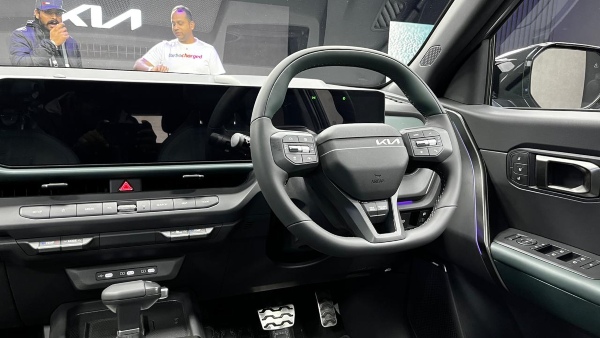 new-mg-hector-facelift-vs-2026-kia-seltos-which-is-best