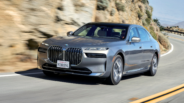 bmw-india-delivered-1000-bmw-i7-electric-sedan-in-india