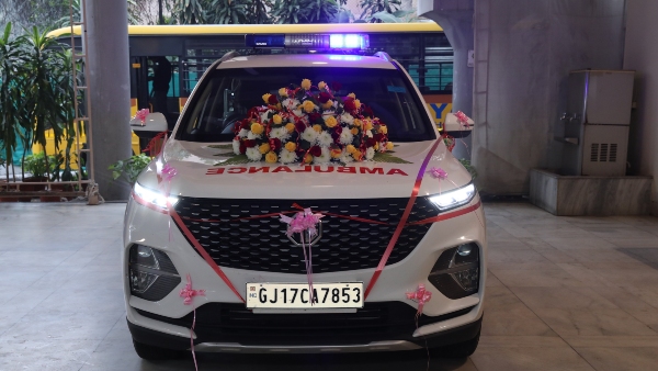 mg-motor-hands-over-retrofitted-mg-hector-ambulance-to-chinmaya-mission