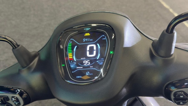 bajaj-chetak-electric-scooter-price-features-battery-and-range-explained bajaj-chetak-electric-scooter-price-features-battery-and-range-explained