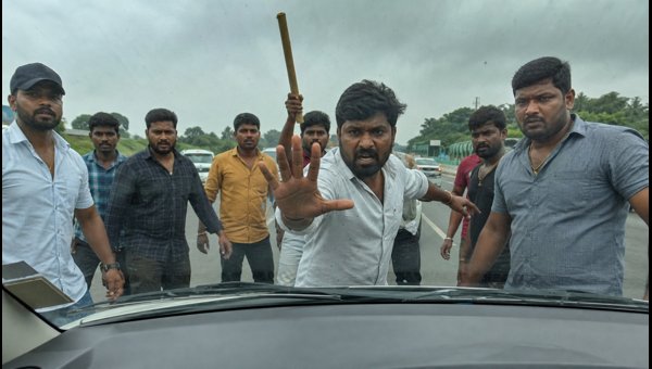 Bengaluru-Mysuru Expressway Viral Incident: Family Car Surrounded by Mob, Safety Tips for Drivers 2026