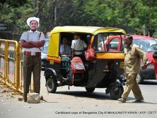 ബാംഗ്ലൂരില്‍ ട്രാഫിക് 'നോക്കുകുത്തികള്‍'