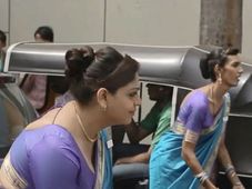 സീറ്റു ബെല്‍റ്റിടാന്‍ മൂന്നാംലിംഗക്കാരുടെ ആഹ്വാനം