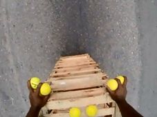 ട്രാഫിക് സിഗ്നലില്‍ അമ്മാനമാട്ടം