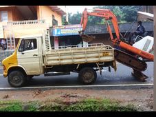 ഓമല്ലൂരില്‍ എസ്‌കവേറ്റര്‍ ട്രക്കില്‍ കയറുന്ന വിധം