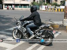 പൊതുസ്ഥലത്ത് പള്‍സര്‍ 200 എസ്എസ് സ്റ്റണ്ട് ചെയ്യുന്നു!