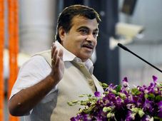 എല്ലാ കാറുകളിലും 'മിനിമം സുരക്ഷ' ഉറപ്പാക്കും: ഗഡ്കരി