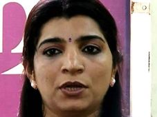 സരിതാ നായരെ വെറുതെ വിടുക! അവരുടെ കാറിനെ പിടികൂടുക!