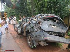 മഹീന്ദ്ര എക്സ്‌യുവി അപകടം: സൈഡ് എയർബാഗുകൾ പ്രവർത്തിച്ചില്ലെന്ന്