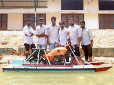 ഇവര്‍ കേരളത്തിന് അഭിമാനം; കരയിലും വെള്ളത്തിലും ഓടുന്ന ബൈക്കുമായി വിദ്യാര്‍ത്ഥി സംഘം