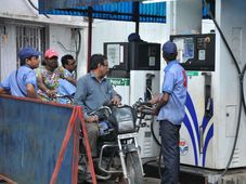 പെട്രോള്‍ വില കൂടുന്നത് ആരും അറിയുന്നില്ല; ജൂലായ്ക്ക് ശേഷം വര്‍ധിച്ചത് 6 രൂപ!