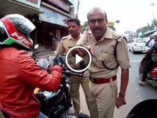 തടഞ്ഞു നിര്‍ത്തി അധിക്ഷേപം; സൂപ്പര്‍ബൈക്കുകളെ കണ്ടാല്‍ പൊലീസിന് 'കലിയിളകുമോ' എന്ന് സോഷ്യല്‍ മീഡിയ