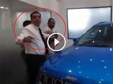 ദില്ലി ജീപ് ഡീലര്‍ഷിപ്പില്‍ ഉപഭോക്താവിന് നേരെ ജീവനക്കാരുടെ കയ്യേറ്റശ്രമം; വീഡിയോ